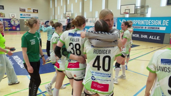 Schweriner Handballerinnen umarmen sich freudig © Screenshot 