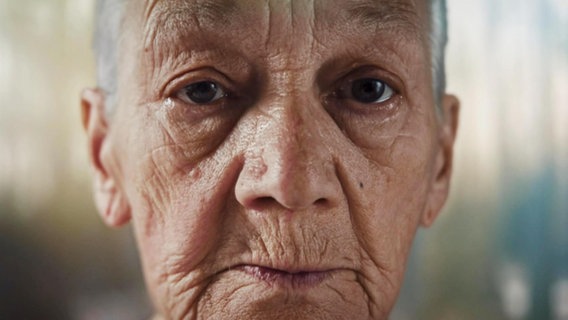Das Gesicht einer alten Person in Nahaufnahme. © Screenshot 