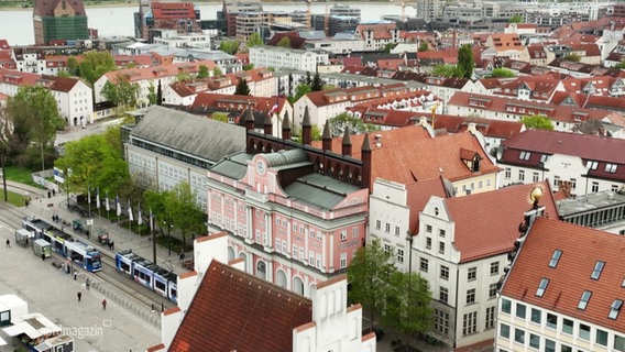Das Rostocker Rathaus aus der Luft. © Screenshot 
