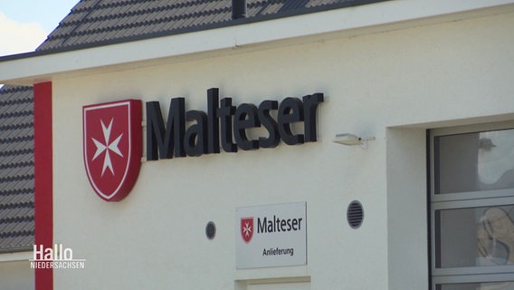 Das Malteserlogo auf einem Betriebsgebäude. © Screenshot 