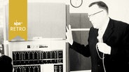 Reporter am Steuerpult der AVA-Großrechenanlage in Göttingen 1960  