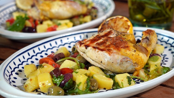 Huhn vom Grill mit Kartoffel-Olivensalat auf einem Teller. © NDR Foto: Florian Kruck