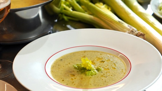 Sellerie-Lauchcreme-Suppe mit Pesto © NDR Foto: Florian Kruck