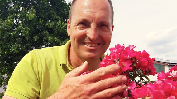 Jens Krüger leitet seit 18 Jahren die Züchtungsabteilung des Rosenzuchtbetriebs, der zu den fünf größten und bekanntesten der Welt zählt. © NDR/clipart 
