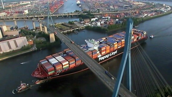 Containerschiff fährt unter der Köhlbrandbrücke durch. © NDR Fernsehen 