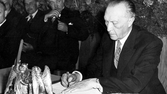 Konrad Adenauer unterzeichnet das Grundgesetz am 8. Mai 1949 © dpa/picture-alliance 