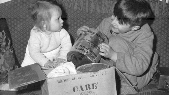 Kinder mit einem CARE-Paket. © CARE/www.care.de 