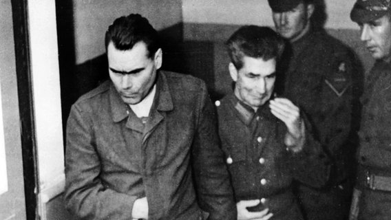 Zwei der zum Tode verurteilten Angeklagten, der ehemalige Lagerleiter Josef Kramer (l) und der Lagerarzt Fritz Klein (r), verlassen im November 1945 den Gerichtssaal in Lüneburg. © dpa 