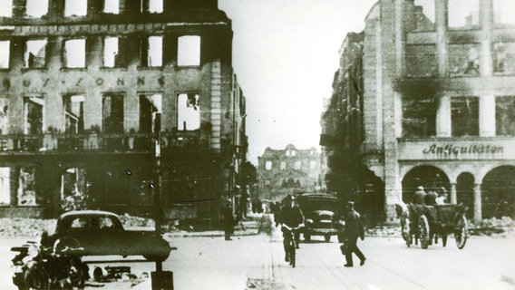 Rostock 1942: ausgebrannte Häuser am Neuen Markt und in der Steinstraße © Kulturhistorisches Museum Rostock 