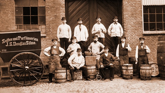 Eine Aufnahme von 1884 zeigt Arbeiter des Seifen- und Parfüm-Herstellers Douglas vor der Fabrik in Hamburg-Eimsbüttel. Bis in die 1990er-Jahre wurde dort am Kleinen Schäferkamp 50 produziert. © Douglas GmbH 
