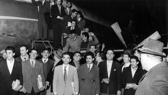 55 türkische Gastarbeiter kommen am 27. November 1961 auf dem Flughafen in Düsseldorf an. Sie sind die ersten von 400 Bergleuten aus der Türkei die sich für ein Jahr Arbeit in Deutschland verpflichtet haben. © picture-alliance / Wolfgang Hub Foto: Wolfgang Hub