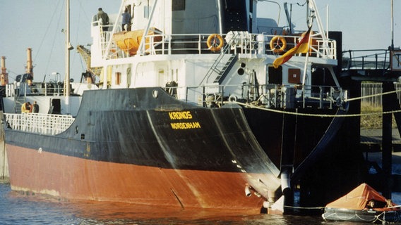 Greenpeace-Aktivisten hindern das Verklappungsschiff "Kronos" mit einer festgemachten Rettungsinsel am Auslaufen. © Greenpeace 