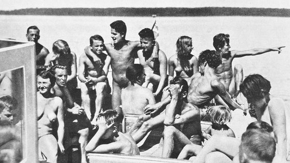 Nudisten der FKK-Anlage "Jungmöhl" bei einer Schiffstour auf dem Plauer See. © NDR 