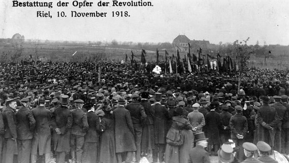 Revolutionsversammlung auf dem Kasernengelände in Kiel-Friedrichsort im November 1918. © Landeshauptstadt Kiel Foto: Mumm, Johann