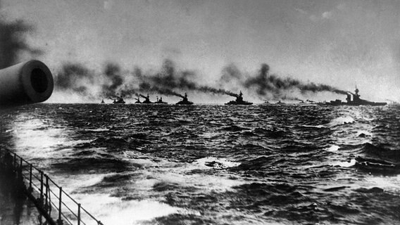 Seeschlacht vor Skagerrak: Dreadnought-Schlachtschiffe der Grand Fleet patrouillieren am 31. Mai 1916 in der Nordsee bei rauem Seegang. © picture alliance / AP Images | XGM, Uncredited 