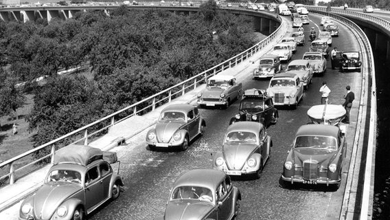Dichter Verkehr und Stau herrscht am 26.07.1958 am Albaufstieg am Aichelberg in Baden-Württemberg auf der Autobahn Stuttgart-München. © picture-alliance Foto: Willi Antonowitz