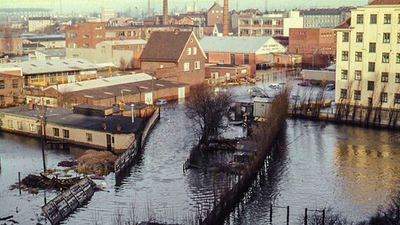 Sturmflut 1962: überflutete Hinterhöfe in der Veringstraße in Hamburg-Wilhelmsburg. © NDR Foto: Karl-Heinz Pump