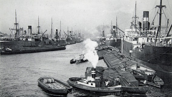 Der Hamburger Hafen um 1900 (Lichtdruck-Bildpostkarte) © picture alliance/IMAGNO 