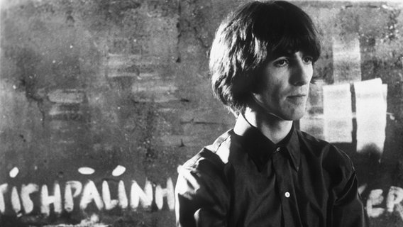 George Harrison, Leadgitarrist der Beatles, in den 60er-Jahren. © picture-alliance / KPA/United Archives 