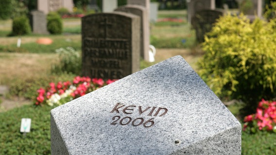 Der Grabstein des im Alter von zweieinhalb Jahren verstorbenen Kevin auf dem Waller Friedhof in Bremen.  Foto: Ingo Wagner