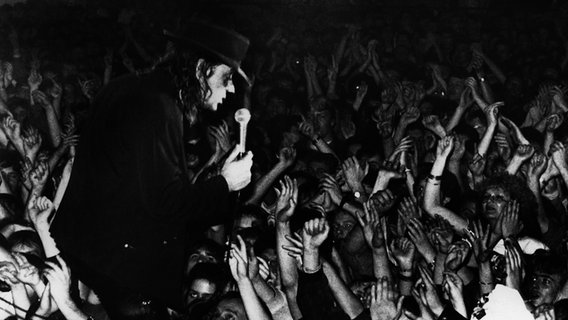 Rockmusiker Udo Jürgens am Bühnenrand umringt von begeisterten Fans während seines Konzertes in Suhl am 6. Januar 1990, Auftakt seiner Tournee in der DDR. © picture-alliance / Carl Eberth Foto: Carl Eberth