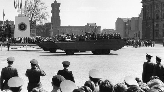 Panzer der NVA bei der Maiparade in Ostberlin 1957 © picture-alliance / akg-images Foto: akg-images / Gert Schuetz