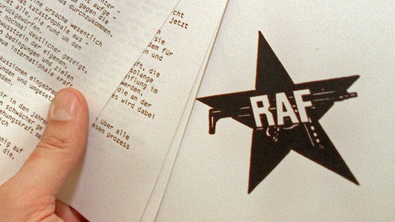 Ein fünfseitiges Schreiben der Rote Armee Fraktion (RAF) traf am 13. April 1992 im Bonner Büro der Nachrichtenagentur AFP in Bonn ein. © picture alliance / dpa Foto: Tim Brakemeier