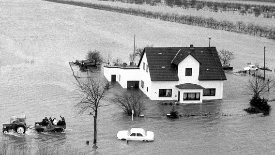 Nach dem Orkan "Capella" werden Evakuierte der Haseldorfer Marsch (Kreis Pinneberg) am 5. Januar 1976 mit dem Traktor ins Trockene gebracht. © dpa - Bildarchiv Foto: Cornelia Gus
