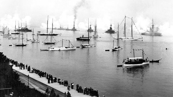 Kieler Woche um 1905: Schiffe auf der Förde geben Salutschüsse ab. © picture-alliance Foto: Renard Ralf Laack
