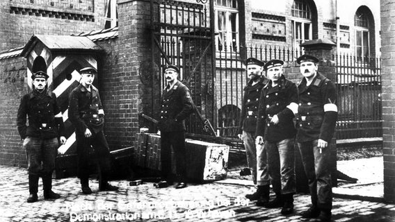 Erstürmung des Untersuchungsgefängnisses in Wilhelmshaven am 6. November 1918: Meuternde Matrosen vor dem Gefängnis. © picture-alliance / akg-images Foto: akg-images