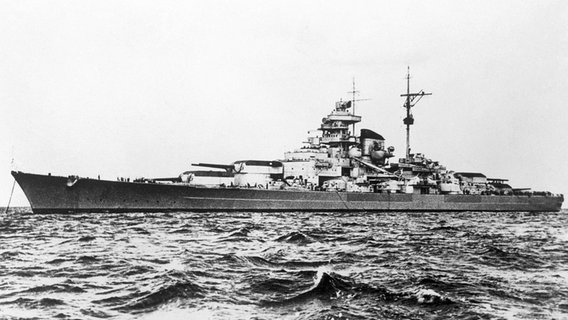 Seitenansicht des deutschen Kriegschiffes Tirpitz". (Undatierte Aufnahme) © picture alliance / dpa 