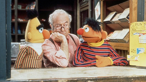 Szene der US-Sesamstraße mit Ernie (r.) und Bert sowie Will Lee als Mr. Hooper / Herr Huber. © IMAGO / Everett Collection: TSDSEST EC030 
