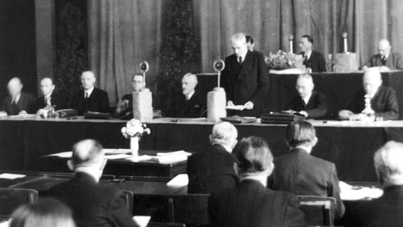 Eröffnungssitzung der Regierung des Landes Schleswig-Holstein am 2. Dezember 1946 in Kiel © picture-alliance / dpa 