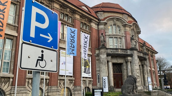 Schwerbehinderten Parkplatz vor Museum © NDR.de Foto: Mathias Heller