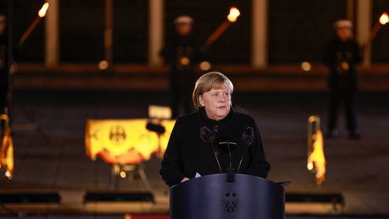Bundeskanzlerin Angela Merkel (CDU) hält bei ihrer Verabschiedung durch die Bundeswehr eine Rede. © AFP POOL/dpa Foto: Odd Andersen