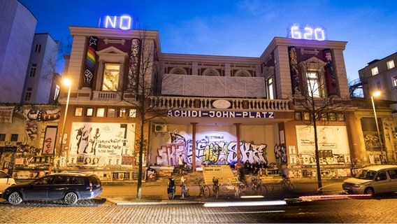 Leuchtbuchstaben mit dem Slogan "NO G20" sind in Hamburg auf dem Dach des linksalternativen Kulturzentrums Rote Flora im Hamburger Schanzenviertel zu sehen. © dpa Foto: Christian Charisius