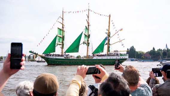 Das Segelschulschiff "Alexander von Humboldt II" fährt während der Einlaufparade des 835. Hamburger Hafengeburtstags an den Landungsbrücken über die Elbe. ©  Daniel Bockwoldt/dpa Foto:  Daniel Bockwoldt/dpa