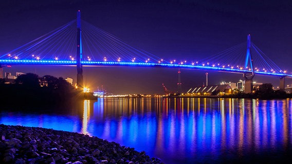 Die Köhlbrandbrücke erstrahlt in Blau bei Nacht. © Dennis Weber Foto: Dennis Weber