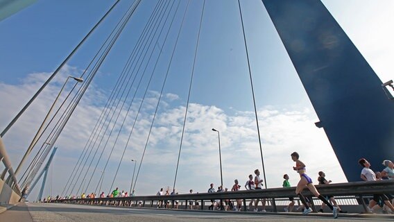 Marathonläufer auf der Hamburger Köhlbrandbrücke. © picture alliance / dpa Foto: Ulrich Perrey
