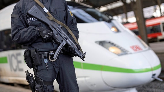 Ein schwer bewaffneter Bundespolizist steht in einem Bahnhof vor einem ICE © picture alliance / Geisler-Fotopress Foto: Christoph Hardt/Geisler-Fotopress
