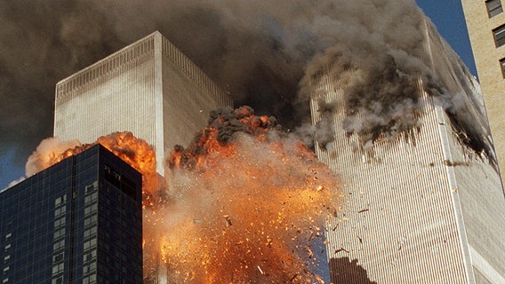 brennende Twin Towers, New York © picture alliance / AP Foto: Chao Soi Cheong