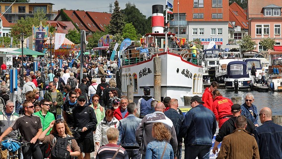 Bei der Müritz Sail in Waren sind viele Besucher im Stadthafen unterwegs. © dpa - Bildfunk Foto: Bernd Wüstneck