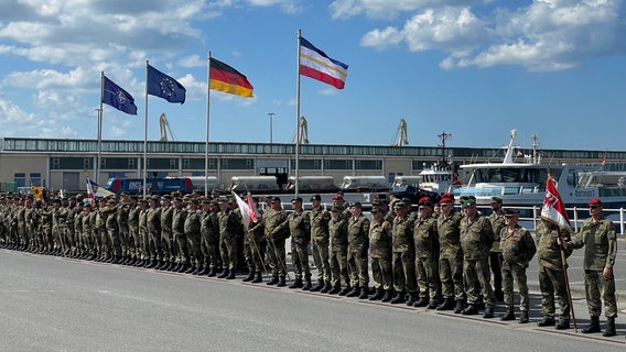 Reservisten der Bundeswehr sind nach einer NATO-Übung in Rostock angetreten. © NDR Foto: Christoph Kümmritz