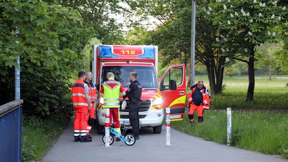 Rettungskräfte bei der Suche nach einem vermissten Jungen in Rostock © Stefan Tretropp Foto: Stefan Tretropp
