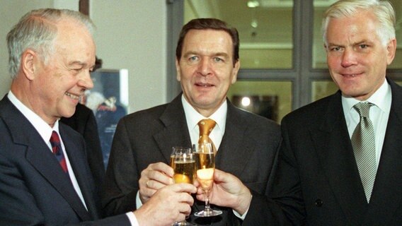 Ernst Albrecht, Gerhard Schröder und Gerhard Glogowski (v. l. n. r.) 1999 © dpa - Bildfunk Foto: Rainer Jensen