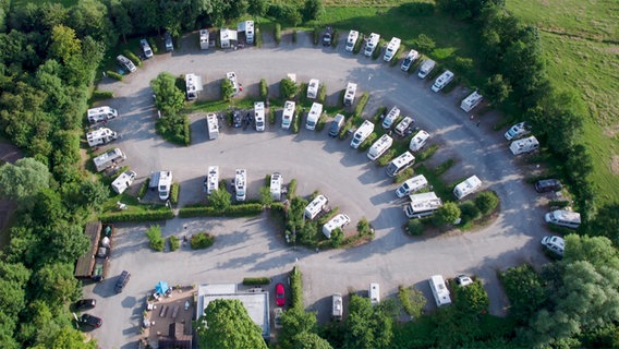 Wohnmobile stehen auf einem Stellplatz in Stade. © STADE Marketing und Tourismus GmbH 