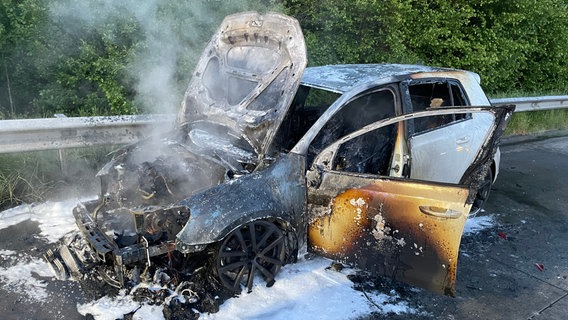 ausgebranntes Auto © Polizeiinspektion Cuxhaven 