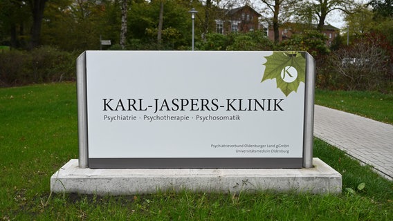 Ein Schild der Karl-Jaspers-Klinik steht vor dem Gelände des Krankenhauses für Psychiatrie, Psychotherapie und Psychosomatik. © picture alliance/Lars Klemmer Foto: Lars Klemmer