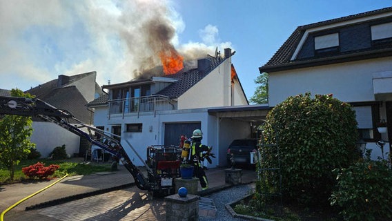 Ein Wohnhaus in Oyten steht in Flammen. © Kreisfeuerwehr Verden 