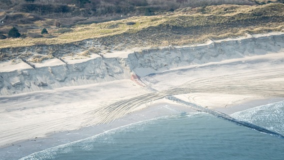 Eine Luftaufnahme zeigt den Strand von Wangerooge. © dpa-bildfunk Foto: Sina Schuldt